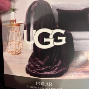 UGG Polar throw and pillow set